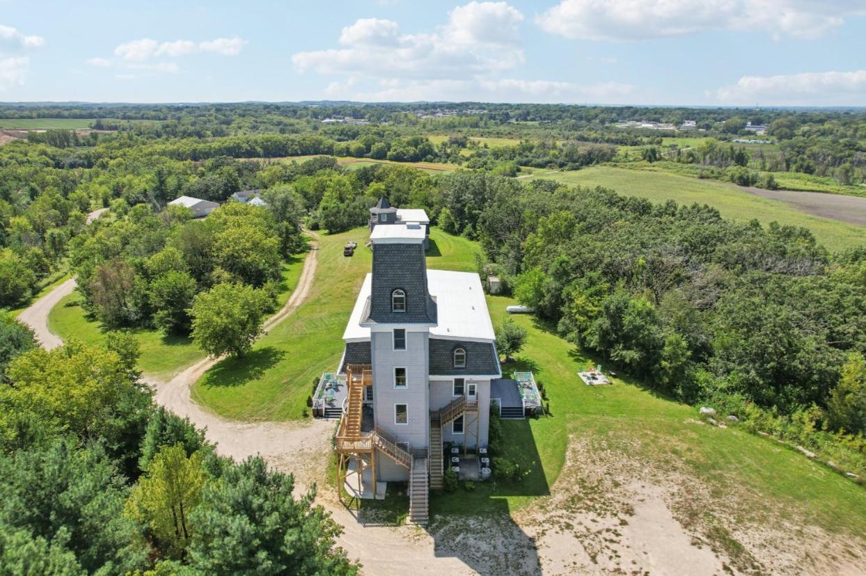 The Starlight Tower Hot Tub Suite With 8-Jet Massage Shower And Amazing Views Fort Atkinson Exterior foto